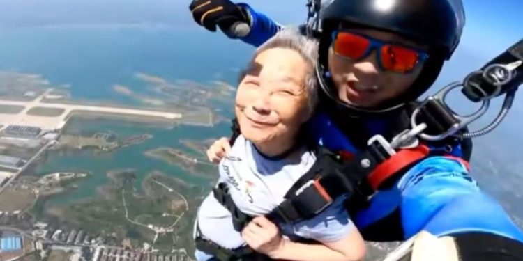 ¡Abuela de 84 años se lanza de paracaídas!