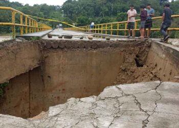 Foto: internet // Ante las intensas lluvias, este martes colapsó el puente Playa Chica, en San Felipe Jalapa de Díaz, en la región de la Cuenca.