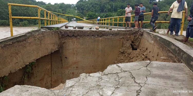 Foto: internet // Ante las intensas lluvias, este martes colapsó el puente Playa Chica, en San Felipe Jalapa de Díaz, en la región de la Cuenca.