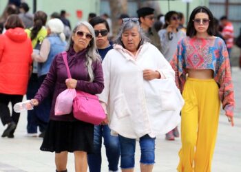 Foto: Adrián Gaytán // Ante las bajas temperaturas, recomiendan abrigar bien a menores de edad y personas adultas mayores, los grupos más vulnerables.
