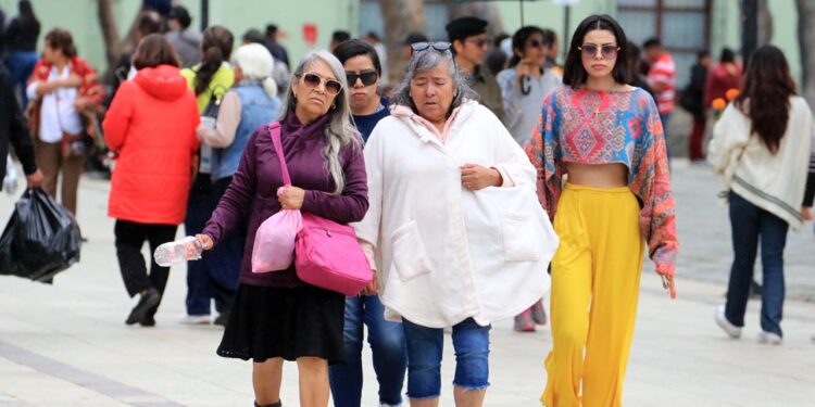Foto: Adrián Gaytán // Ante las bajas temperaturas, recomiendan abrigar bien a menores de edad y personas adultas mayores, los grupos más vulnerables.