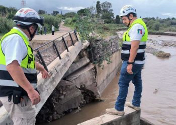 Foto: internet // Ante las intensas lluvias, colapsa el puente Revolución en la Villa de Mitla.