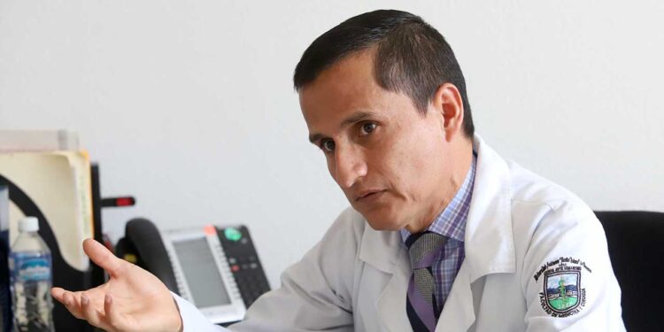 Foto: Luis Alberto Cruz // Arquímedes Jiménez Pavón, director de la Clínica del ISSSTE, busca reducir el tiempo de espera para medicamentos.