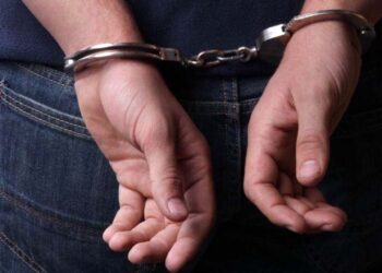 Además de los arrestos, las autoridades aseguraron armas, drogas y dinero en efectivo.