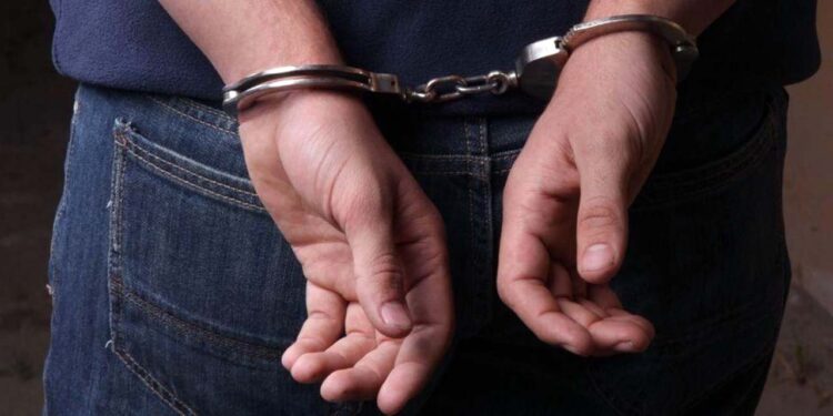 Además de los arrestos, las autoridades aseguraron armas, drogas y dinero en efectivo.