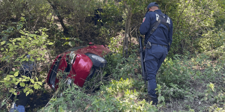 Vuelca vehículo en la carretera a Puerto Escondido