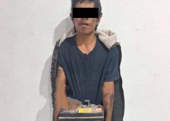 Al abordarlo se percataron que trataba de esconder la batería de un vehículo.