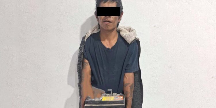 Al abordarlo se percataron que trataba de esconder la batería de un vehículo.