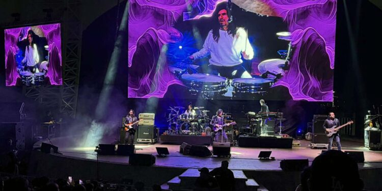 Al salir al escenario, la banda anunció su alegría de estar en esta Verde Antequera.