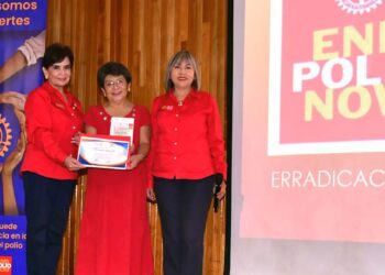 Fotos: Rubén Morales // Al término de la conferencia Teresa Castillo y Minguita Bautista entregaron un reconocimiento a la Dra. Bricia por su excelente participación.