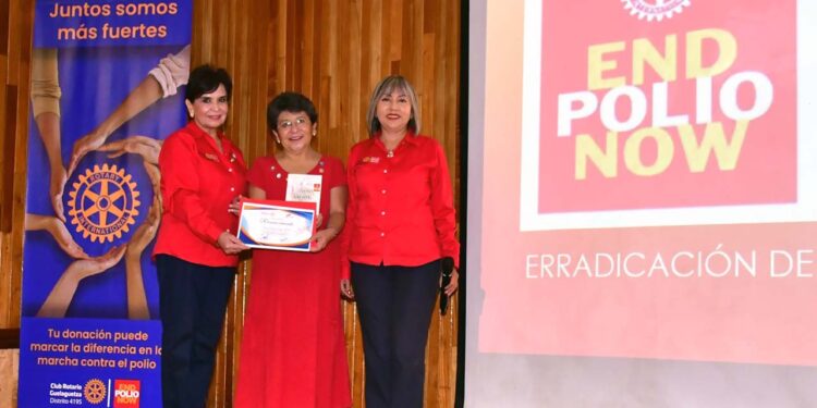 Fotos: Rubén Morales // Al término de la conferencia Teresa Castillo y Minguita Bautista entregaron un reconocimiento a la Dra. Bricia por su excelente participación.