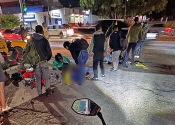 Ambos lesionados fueron trasladados al Hospital Civil en estado grave, pero el conductor de la moto perdió la vida.