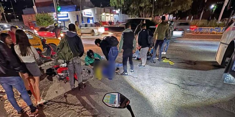 Ambos lesionados fueron trasladados al Hospital Civil en estado grave, pero el conductor de la moto perdió la vida.