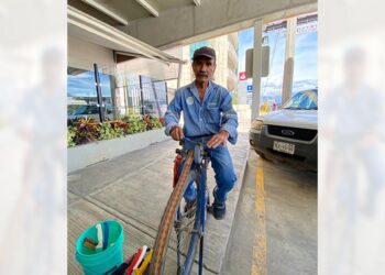 Foto: El Imparcial // Andrés Pérez, afilar cuchillos, sables, tijeras, hachas es todo un arte.