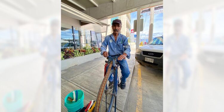 Foto: El Imparcial // Andrés Pérez, afilar cuchillos, sables, tijeras, hachas es todo un arte.
