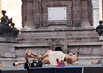 La caída de una estatua que resultó ser parte de una filmación