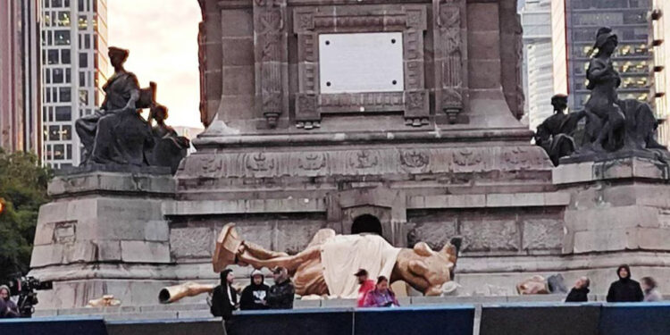 La caída de una estatua que resultó ser parte de una filmación