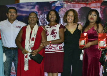 Anike Tourse con autoridades y la familia de Anita Hernández de Santos.