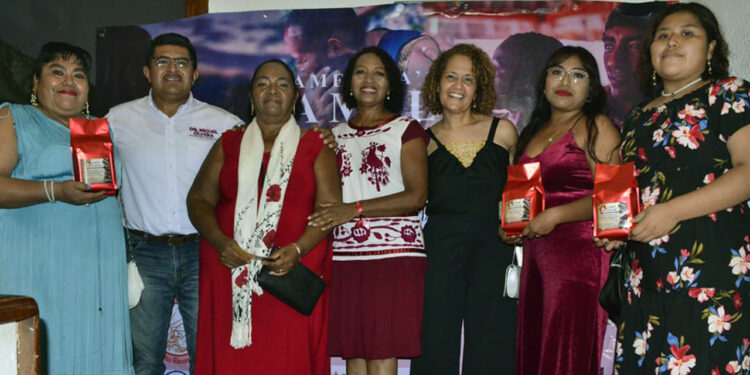 Anike Tourse con autoridades y la familia de Anita Hernández de Santos.