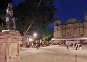 Foto: Adrián Gaytán // Antonio de León, tiene una nueva imagen en la plaza en su honor.