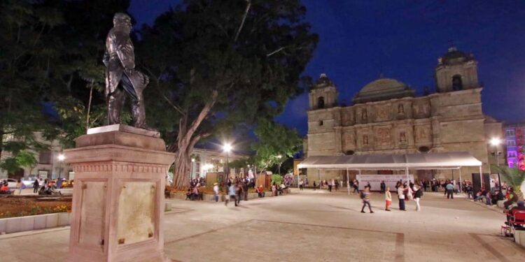 Foto: Adrián Gaytán // Antonio de León, tiene una nueva imagen en la plaza en su honor.