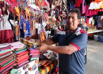 Foto: Adrián Gaytán // A pesar de la festividad, el mercado de artesanías prácticamente sin visitantes.