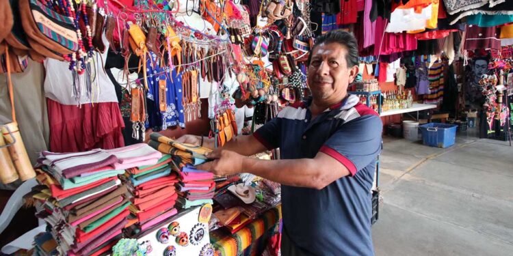Foto: Adrián Gaytán // A pesar de la festividad, el mercado de artesanías prácticamente sin visitantes.