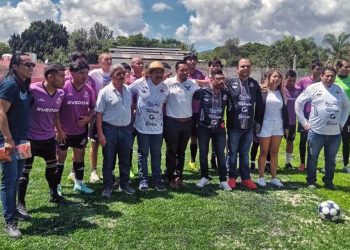Autoridades e invitados especiales, presentes durante el acto de apertura.