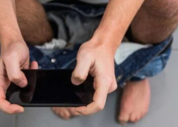 ¿Es tu celular un peligro para tu salud cuando lo usas en el baño? ¿Cuáles son los riesgos?