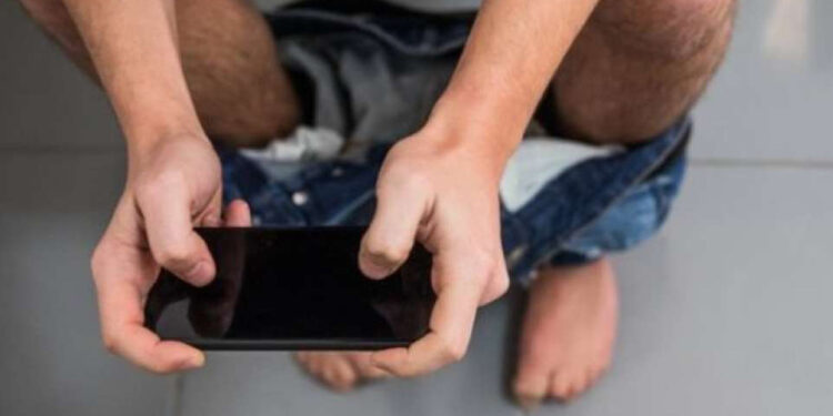 ¿Es tu celular un peligro para tu salud cuando lo usas en el baño? ¿Cuáles son los riesgos?