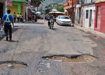 Foto: Adrián Gaytán // Bachear las calles de Oaxaca ya no es una necesidad, es una urgencia.