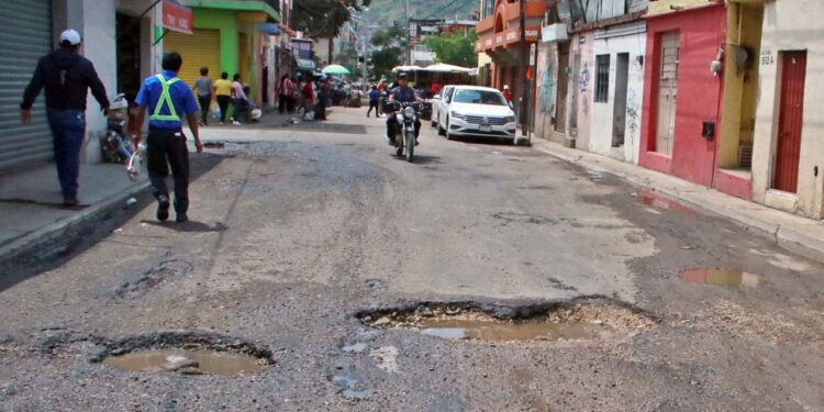 Foto: Adrián Gaytán // Bachear las calles de Oaxaca ya no es una necesidad, es una urgencia.