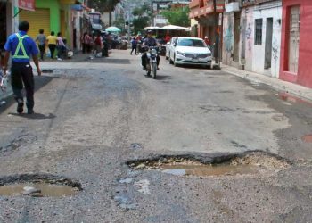 Foto: Adrián Gaytán // Daños en vehículos y peligro para el peatón con los baches en las calles.
