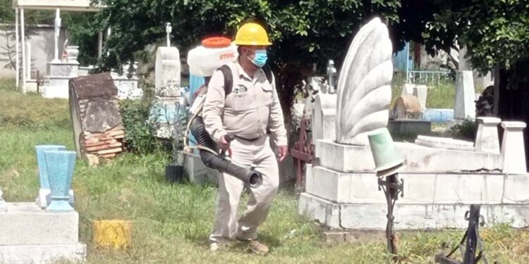 Foto: Gobierno de Oaxaca // Brigadas del personal de vectores nebulizaron panteones en diferentes puntos del estado.