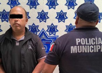 Carlos V. M., de 44 años de edad, fue retenido por comerciantes hasta que llegó la autoridad.