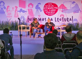 Horacio Castellanos compartió con el público la forma en que ha combinado periodismo con literatura.