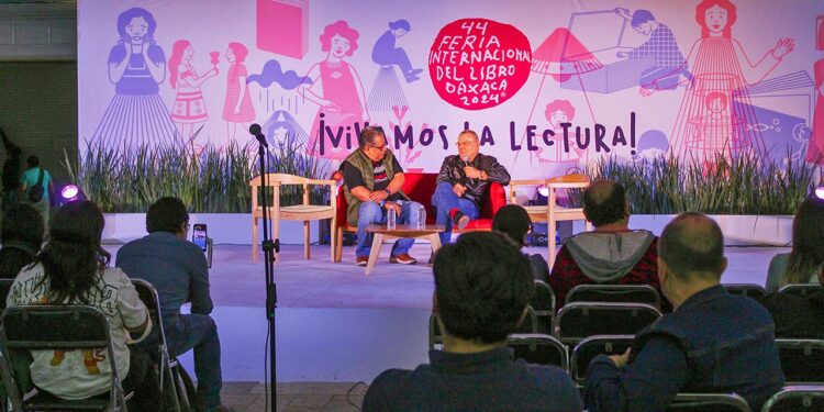 Horacio Castellanos compartió con el público la forma en que ha combinado periodismo con literatura.
