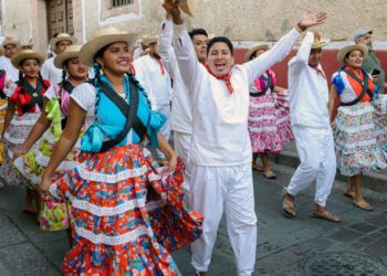 Convite de Oaxaca en los tradicionales callejones guanajuatenses.