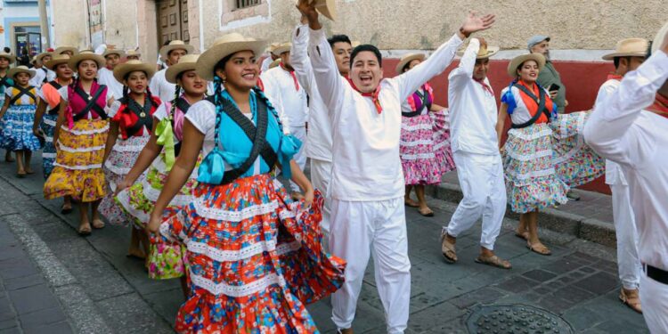 Convite de Oaxaca en los tradicionales callejones guanajuatenses.