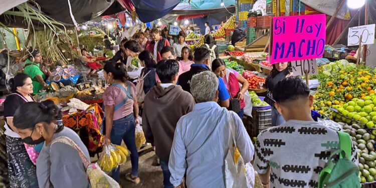 Foto: Álvaro Cuitláhuac López // Crecen las ventas en el tradicional tianguis del Día de Muertos en el Mercado de Abasto.