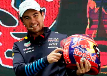 ¡‘Checo’ se pondrá la máscara! El piloto mexicano presentó el casco que usará en el GP México