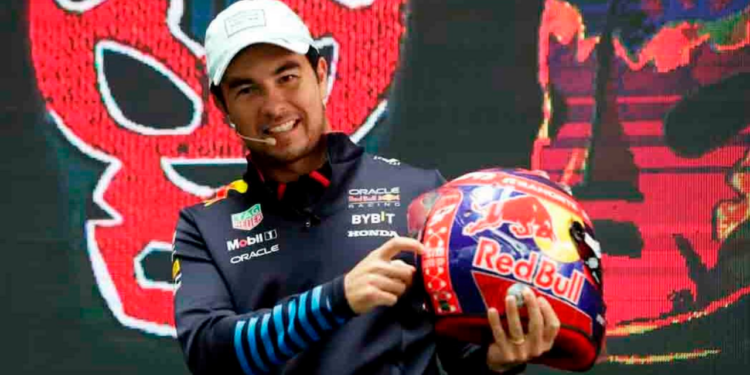 ¡‘Checo’ se pondrá la máscara! El piloto mexicano presentó el casco que usará en el GP México