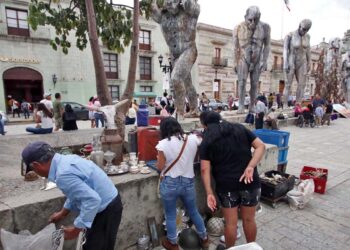 Foto: Adrián Gaytán // Catedral sitiada con puestos ambulantes y hasta actividades oficiales.