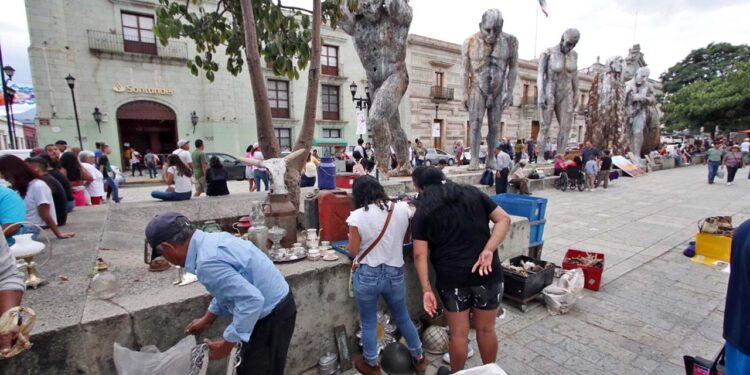 Foto: Adrián Gaytán // Catedral sitiada con puestos ambulantes y hasta actividades oficiales.