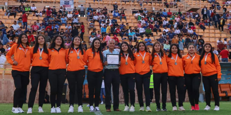 ¡Emotivo reconocimiento para las Chapulincitas!