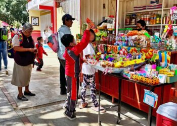 Foto: Álvaro Cuitláhuac López // Comercio semi establecido en cercanías de escuelas sin el menor recato para la venta de comida chatarra.