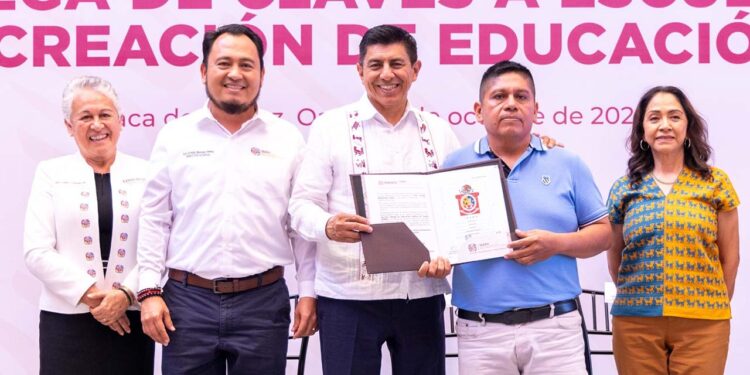 Foto: Gobierno de Oaxaca // Les cumplen los deseos a la Sección 22.