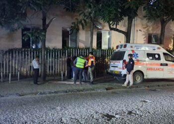 De acuerdo con la versión de los testigos oculares, una persona estaba siendo agredida en una riña con arma blanca.