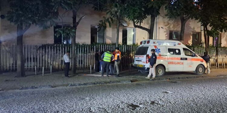 De acuerdo con la versión de los testigos oculares, una persona estaba siendo agredida en una riña con arma blanca.