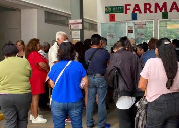 Foto: Yadira Sosa // Derechohabientes del ISSSTE esperando medicamentos en la farmacia.